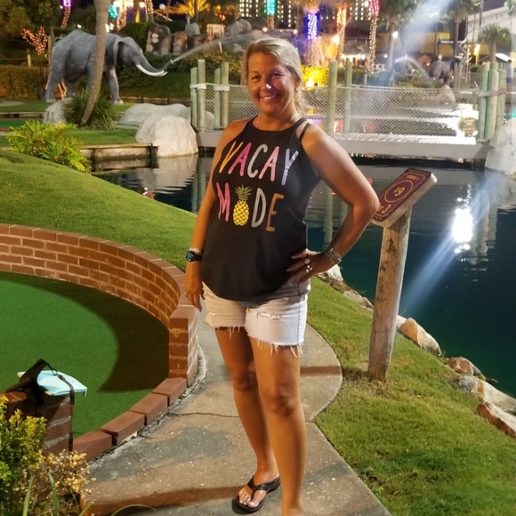 Meet your Posher, Nicole - Picture 1 of 1